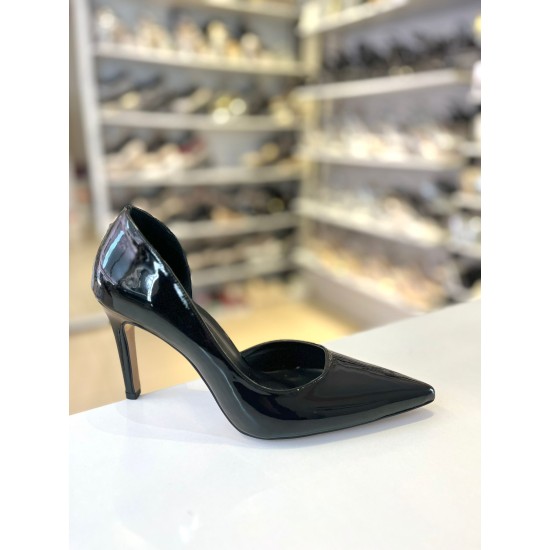 Siyah Rugan Karnı Yarık Sivri Burun Stiletto