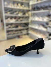 Siyah Taşlı Gold Tokalı Sivri Burun Kısa Topuk Stiletto